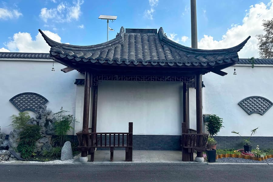 上海市青浦区九天陵园园区休息亭