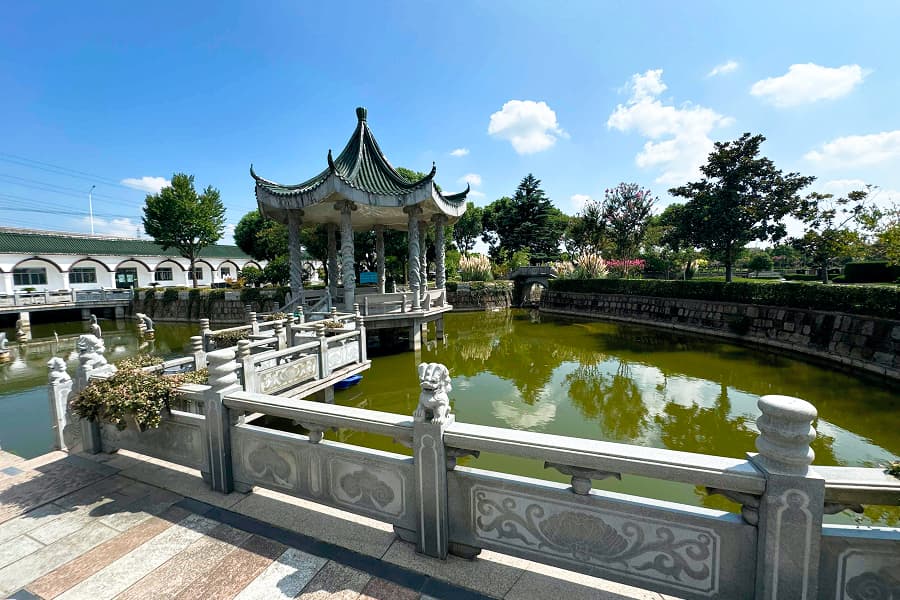 上海市浦东新区华南陵园园区湖景图