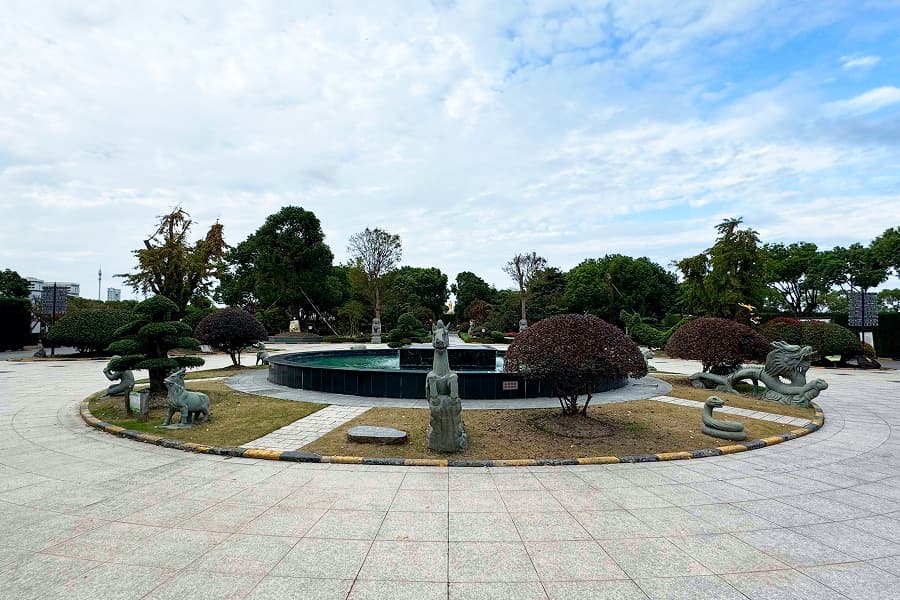 上海市奉贤区永福园陵喷泉景观图