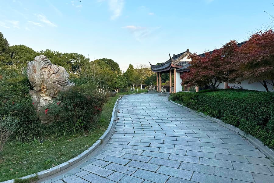 上海市金山区松隐山庄园区环境图