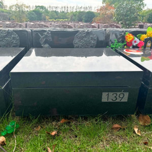 上海市奉贤区滨海古园传统卧碑墓型1号