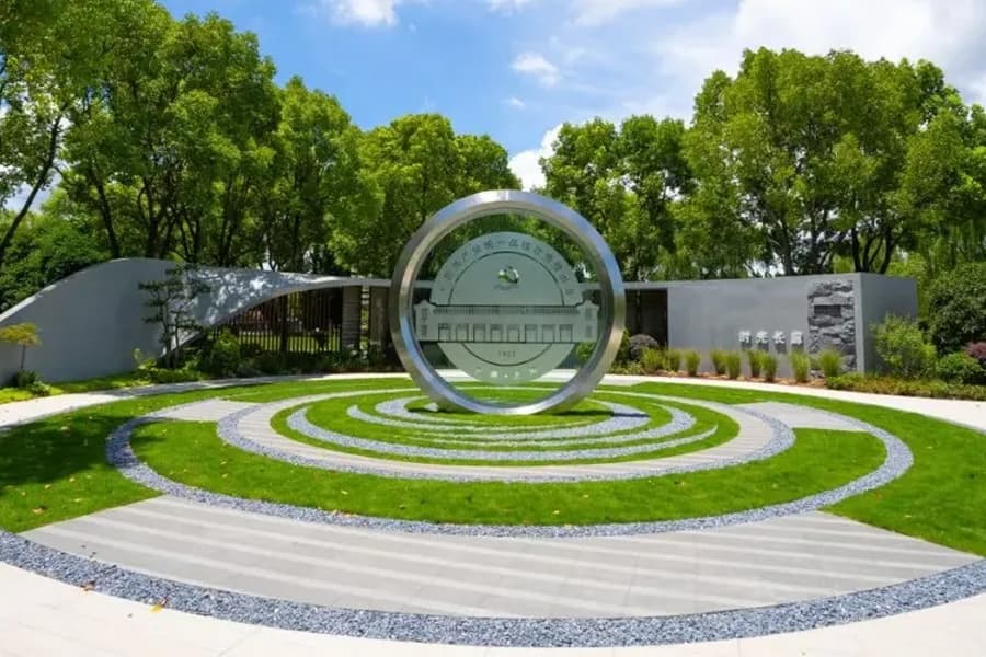 栖凤山国际人文陵园景观图